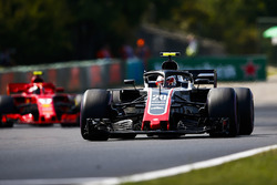 Kevin Magnussen, Haas F1 Team VF-18, devant Kimi Raikkonen, Ferrari SF71H