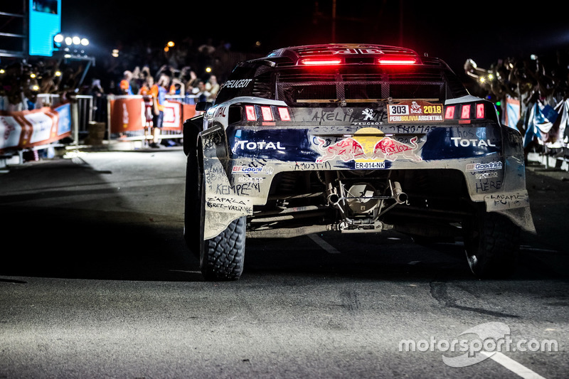 Les vainqueurs #303 Peugeot Sport Peugeot 3008 DKR: Carlos Sainz, Lucas Cruz