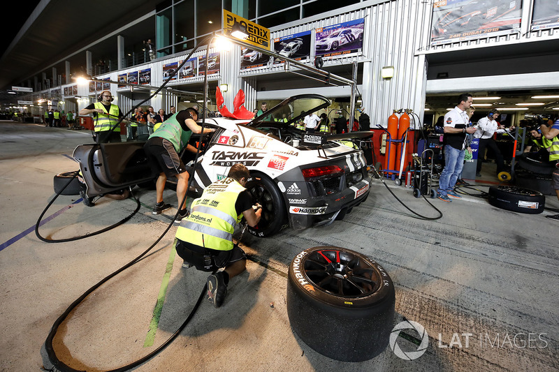 Pit stop, #247 Phoenix Racing Audi R8 LMS GT4: Adderly Fong, Marchy Lee, Shaun Thong, Darryl O'Young, Charles Kwan