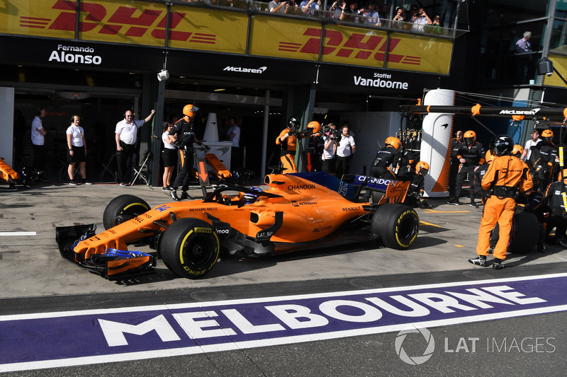 Fernando Alonso, McLaren MCL33 pit stop
