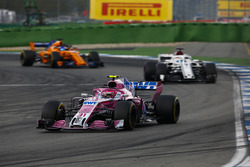 Esteban Ocon, Force India VJM11, voor Marcus Ericsson, Sauber C37, en Fernando Alonso, McLaren MCL33