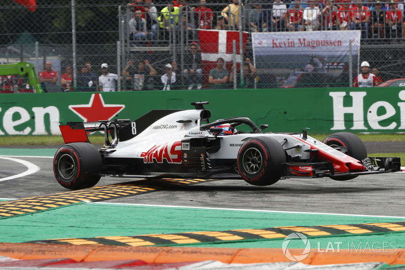 Romain Grosjean, Haas F1 Team VF-18, saute sur les vibreurs