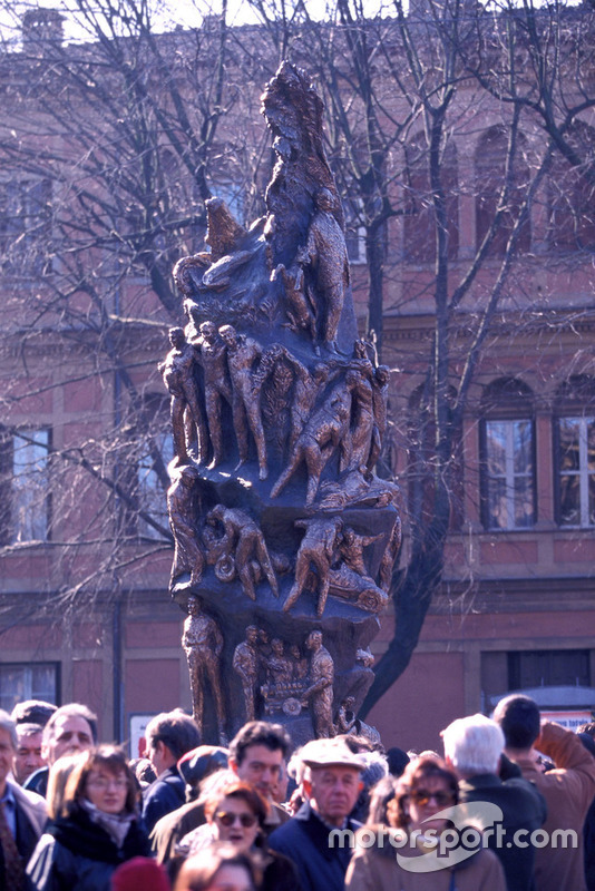 Modena 1998, monumento donato da Piero Ferrari alla città di Modena per il 100esimo anniversario della nascita di Enzo Ferrari