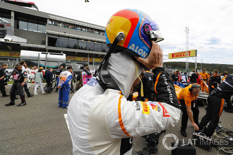 Fernando Alonso, McLaren, zdejmuje kask na polach startowych