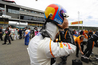 Fernando Alonso, McLaren, takes off his helmet on the grid