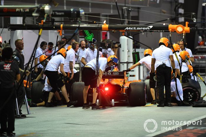 Stoffel Vandoorne, McLaren MCL33 pit stop