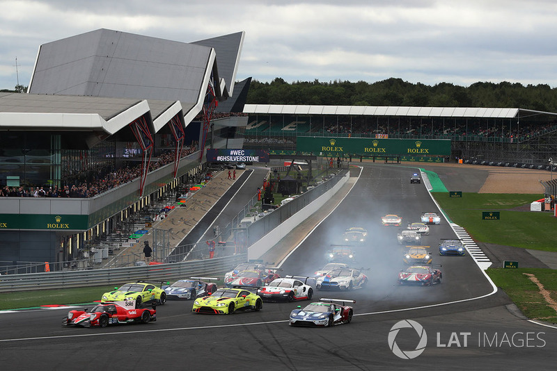 Inicio de la carrera, #66 Ford Chip Ganassi Racing Ford GT: Stefan Mucke, Olivier Pla runs wide