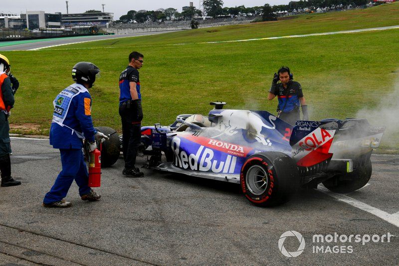 Coche de Daniil Kvyat, Toro Rosso STR14 siendo recuperado por los ingenieros de Toro Rosso 