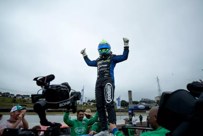 Felipe Massa comemora sua primeira vitória na Stock Car