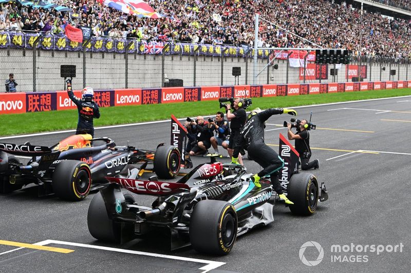Lewis Hamilton, Mercedes F1 W15, 2° posizione, arriva sulla griglia di partenza dopo la Sprint Race