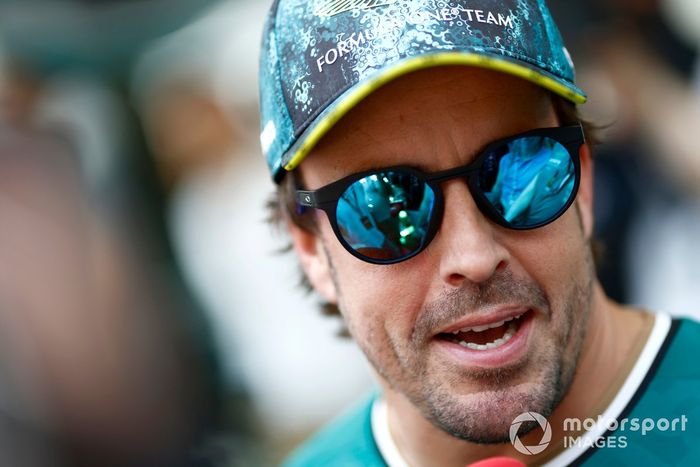 Fernando Alonso, Aston Martin F1 Team, habla con los medios de comunicación 