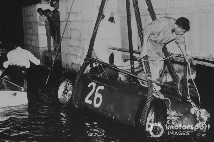 Alberto Ascari, Lancia D50 limanda kaza yapıyor