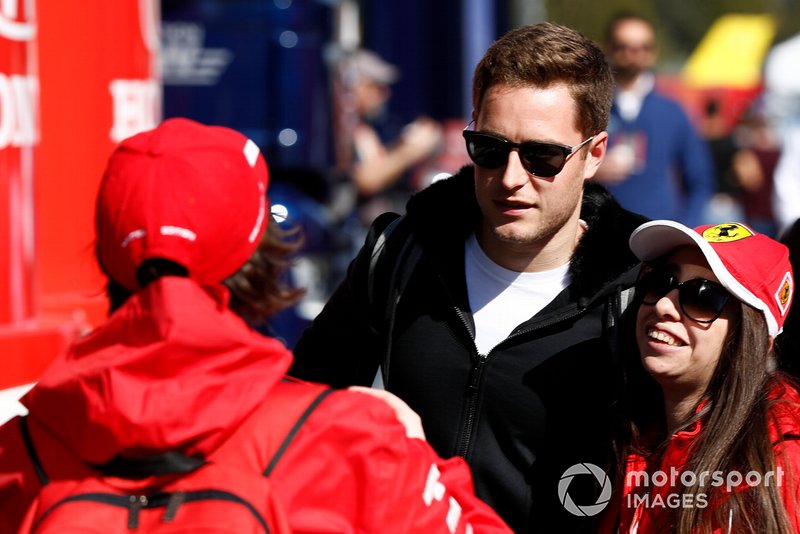Stoffel Vandoorne, prend une photo avec une fan