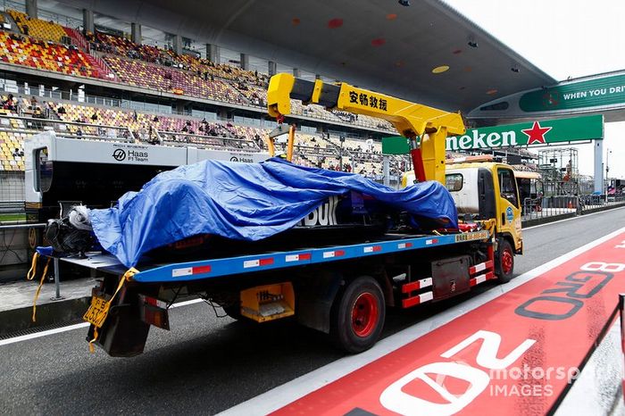 El coche dañado de Alexander Albon, Toro Rosso STR14, es devuelto a boxes al final de los entrenamientos 3
