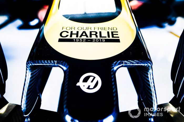 Nariz del Haas F1 Team con gráfico de Charlie Whiting In Memoriam