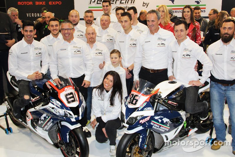 Ayrton Badovini, Jordi Torres, con i membri del team Pedercini Racing