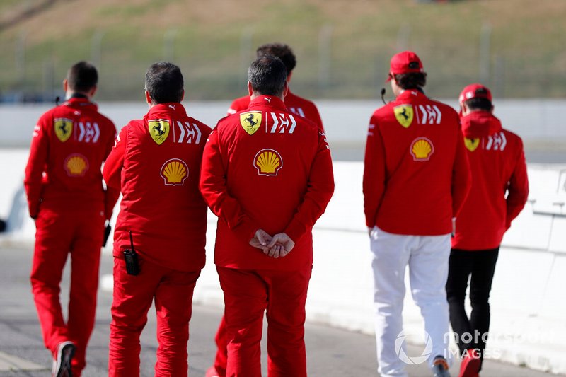 Mattia Binotto, directeur de Ferrari, Charles Leclerc, Ferrari, John Elkann, président de FIAT, et des membres de l'équipe