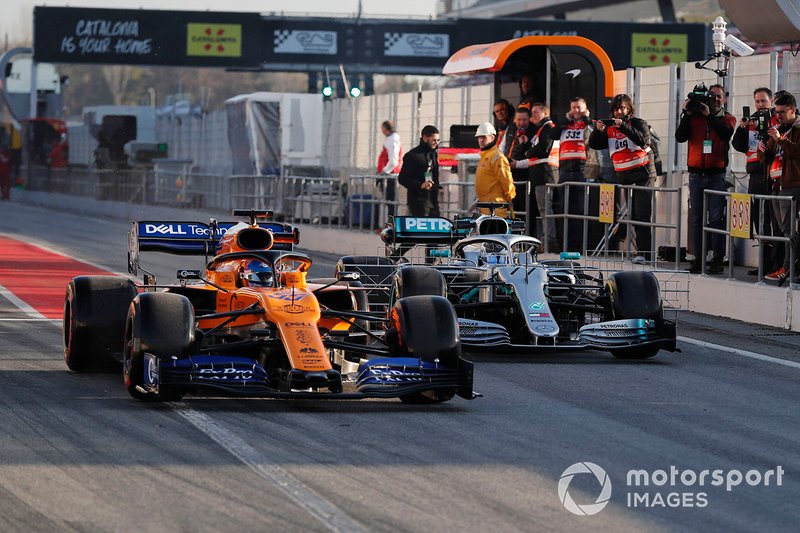 Carlos Sainz Jr, McLaren MCL34 y Valtteri Bottas, Mercedes-AMG F1 W10 EQ Power+