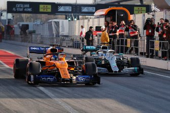 Carlos Sainz Jr, McLaren MCL34 et Valtteri Bottas, Mercedes-AMG F1 W10 EQ Power+