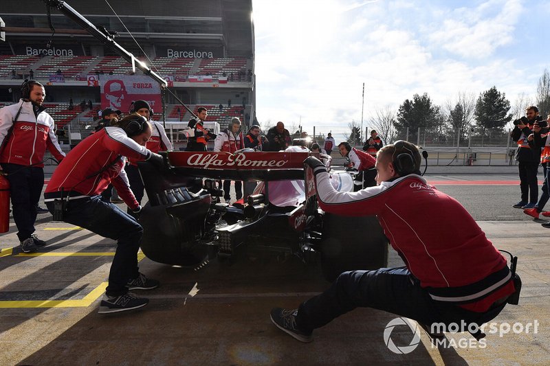 Les mécaniciens Alfa Romeo Racing et Kimi Raikkonen, Alfa Romeo Racing C38