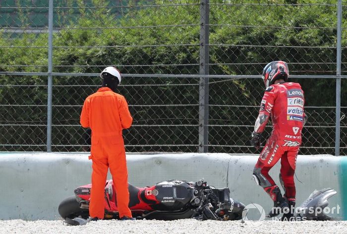 Danilo Petrucci, Ducati Team, después de la caída