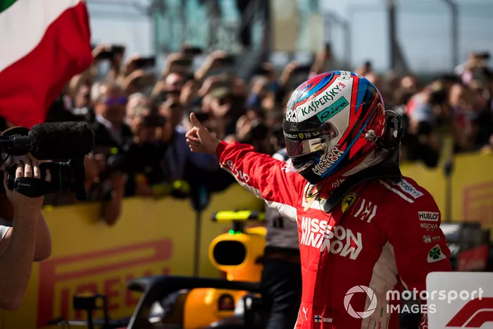 Ganador Kimi Raikkonen, Ferrari, celebra en Parc Ferme
