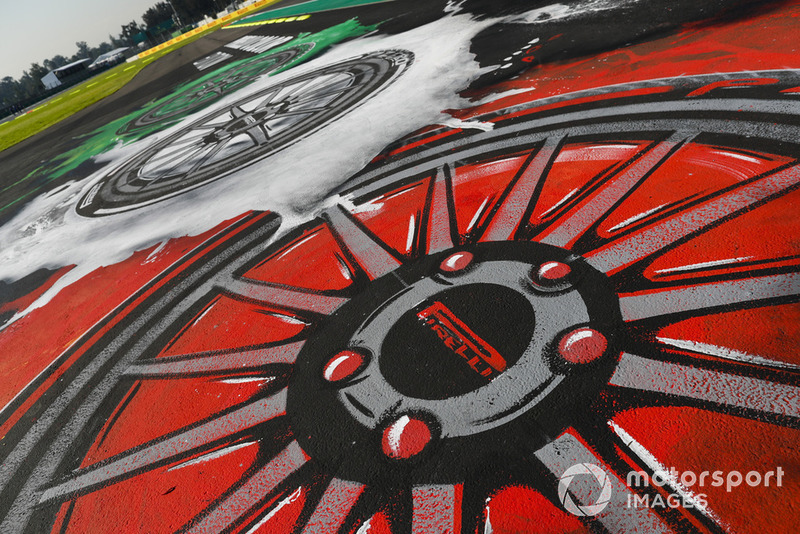 Marca Pirelli en una zona de de escape