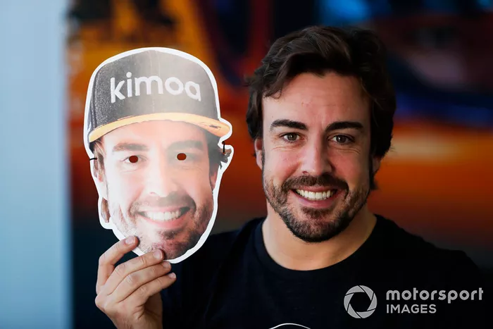 Fernando Alonso, McLaren, con una máscara