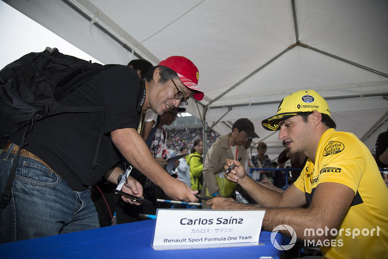 Carlos Sainz Jr., Renault Sport F1 Team signs autographs for fans