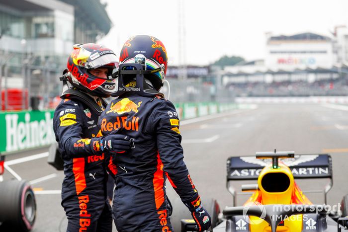 Max Verstappen, Red Bull Racing, felicita a Daniel Ricciardo, Red Bull Racing por su pole position