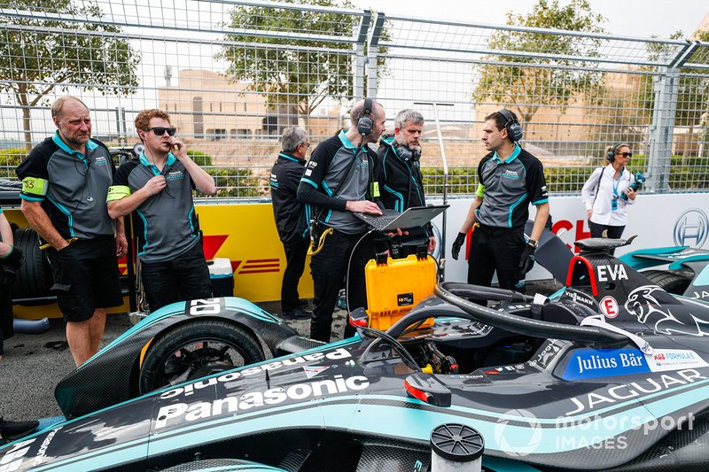 Engineers make the final checks to Mitch Evans car, Panasonic Jaguar Racing, Jaguar I-Type 3