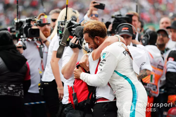 Lewis Hamilton, Mercedes AMG F1, celebra después de ganar su quinto Campeonato Mundial.