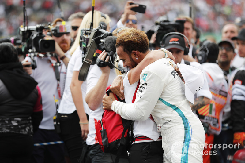 Lewis Hamilton, Mercedes AMG F1, celebra después de ganar su quinto Campeonato Mundial.