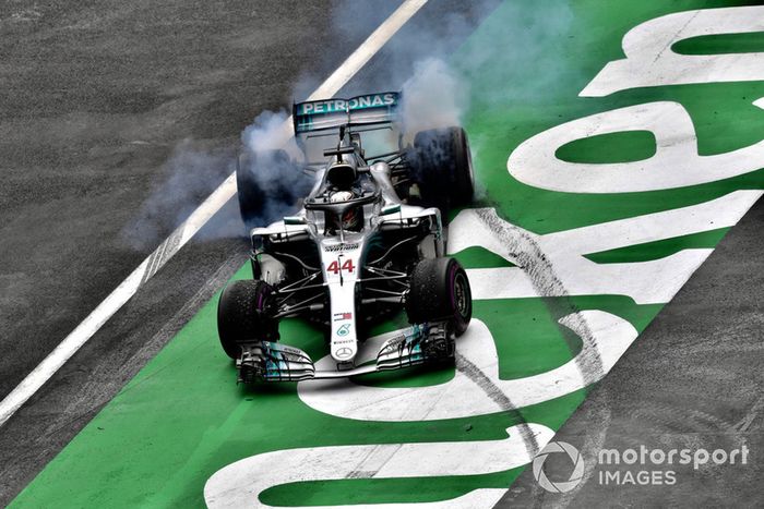 Lewis Hamilton, Mercedes AMG F1 W09 EQ Power+, celebra con donuts su título de campeón