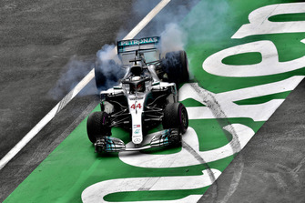 Lewis Hamilton, Mercedes-AMG F1 W09 EQ Power+, festeggia con dei donut