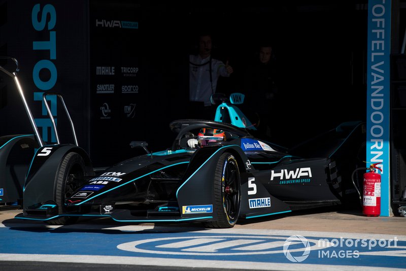 Stoffel Vandoorne, HWA Racelab, VFE-05, nel garage