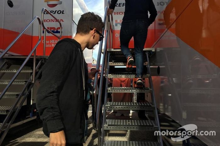 Jorge Lorenzo a su llegada al camión del Repsol Honda