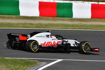 Kevin Magnussen, Haas F1 Team VF-18 with puncture