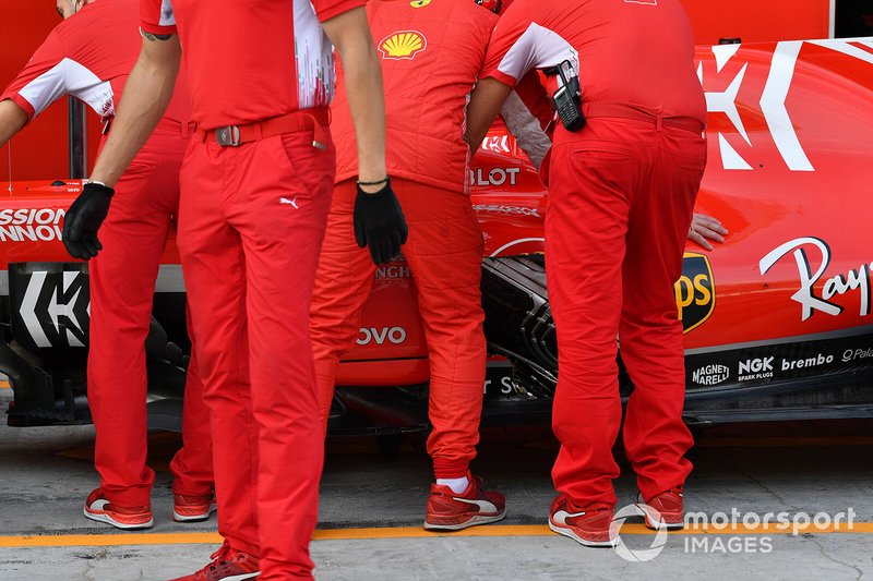 Charles Leclerc, Ferrari SF71H con i meccanici Ferrari e una parte della carrozzeria mancante