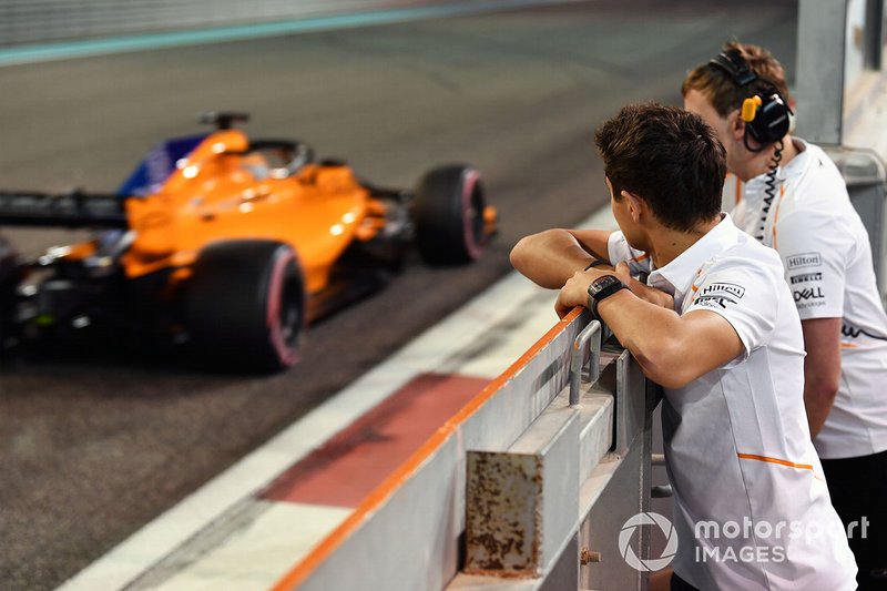 Lando Norris, McLaren observa a Carlos Sainz Jr., McLaren MCL33