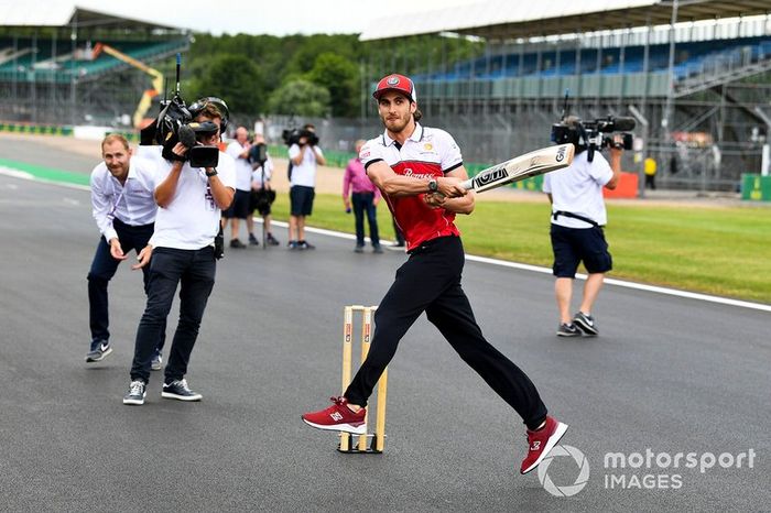 Antonio Giovinazzi, Alfa Romeo Racing, jugando a cricket 