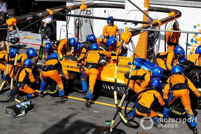 Lando Norris, McLaren MCL34, pit stop