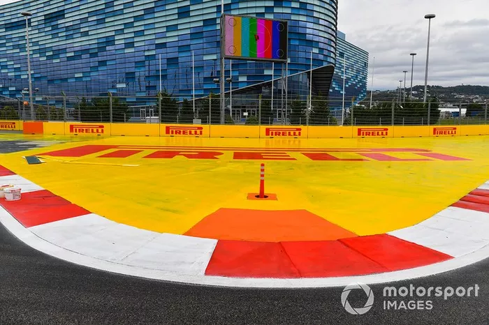 Logo Pirelli intorno al circuito
