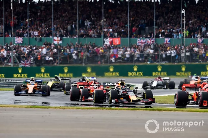 Max Verstappen, Red Bull Racing RB15, lidera a Sebastian Vettel, Ferrari SF90, y Lando Norris, McLaren MCL34, en la vuelta de formación.