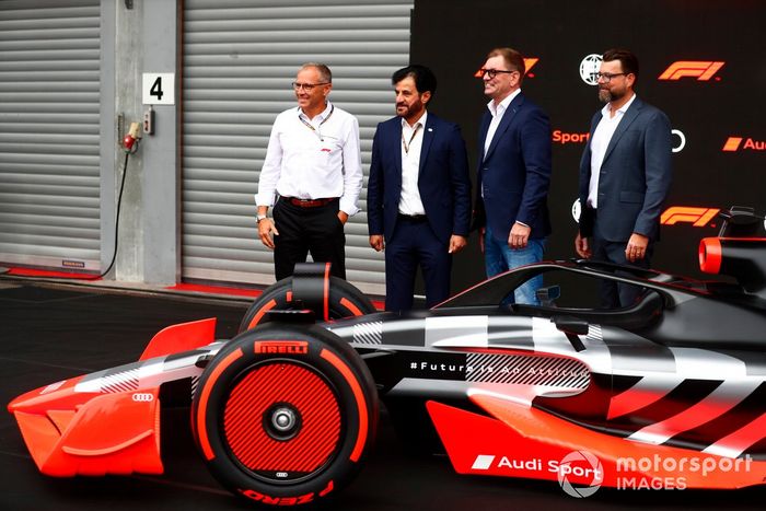 Stefano Domenicali, CEO de la Fórmula 1, con Mohammed bin Sulayem, Presidente de la FIA, El concept de Audi Sport F1, Stefano Domenicali, CEO de la Fórmula 1, Mohammed bin Sulayem, Presidente de la FIA, Markus Duesmann, Presidente del Consejo de Administración de Audi AG y Oliver Hoffmann, Jefe de Desarrollo Técnico de Audi Sport GmbH