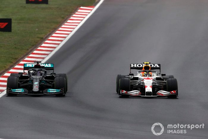 Lewis Hamilton, Mercedes W12, batalla con Sergio Pérez, Red Bull Racing RB16B
