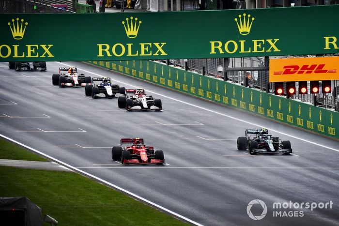Carlos Sainz Jr., Ferrari SF21, Sebastian Vettel, Aston Martin AMR21, Kimi Raikkonen, Alfa Romeo Racing C41, y otros pilotos se alinean para practicar una la salida