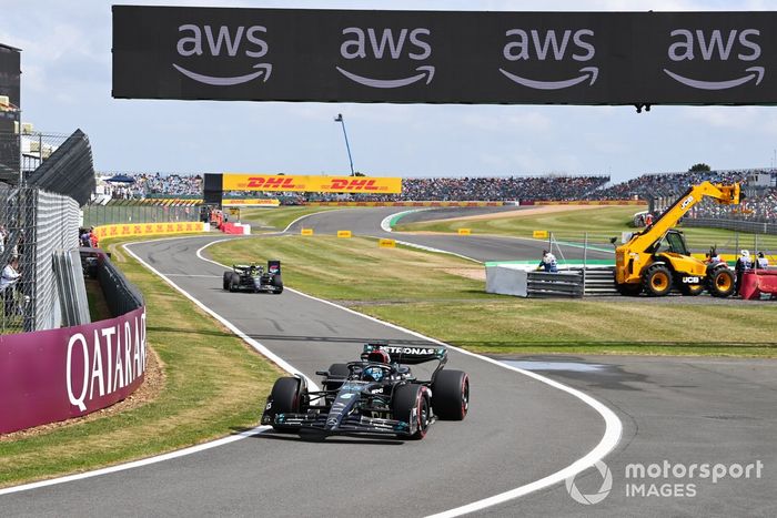 George Russell, Mercedes F1 W14, Lewis Hamilton, Mercedes F1 W14, a boxes