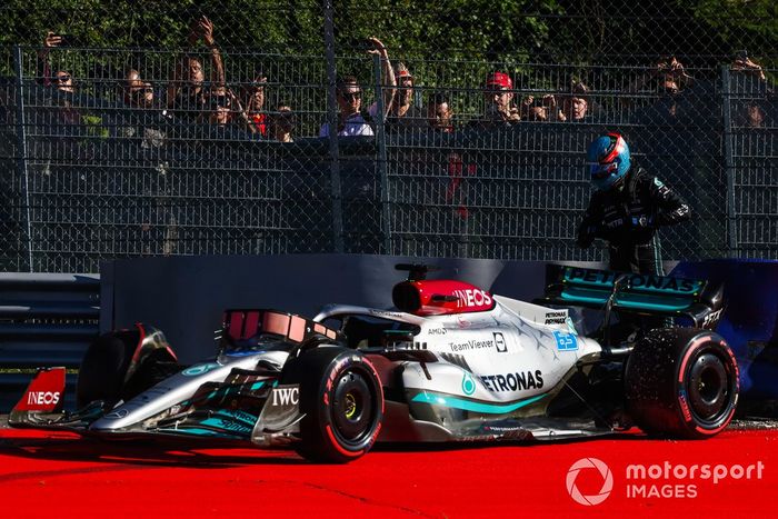 George Russell, Mercedes W13, se baja de su coche dañado tras estrellarse en la Q3