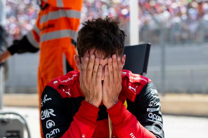 Un abatido Charles Leclerc, Ferrari F1-75, tras su choque en Le Beausset